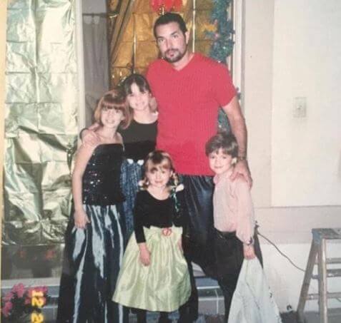 Reinaldo Thorne with his children.